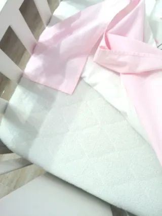 Cuna de bebé blanca con protector + colchón+ ropa