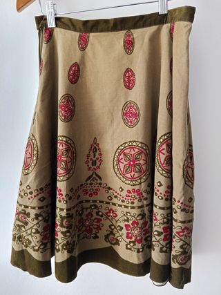 Falda midi verde con estampado fucsia