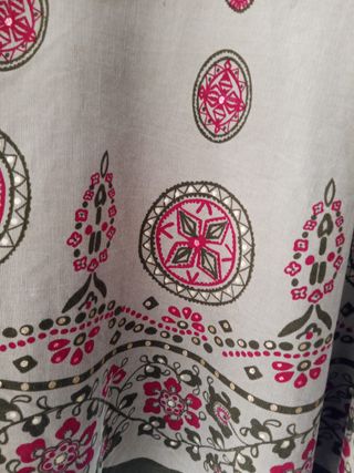 Falda midi verde con estampado fucsia