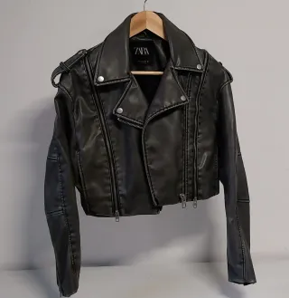 Cazadora efecto piel gris Zara