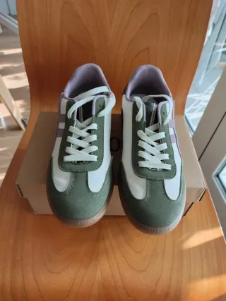Zapatillas deportivas verdes y blancas para mujer