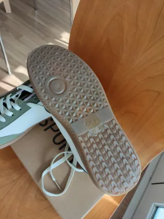 Zapatillas deportivas verdes y blancas para mujer