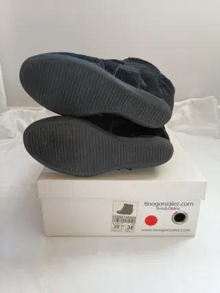 Zapatillas plataforma negras
Tino González  T38
