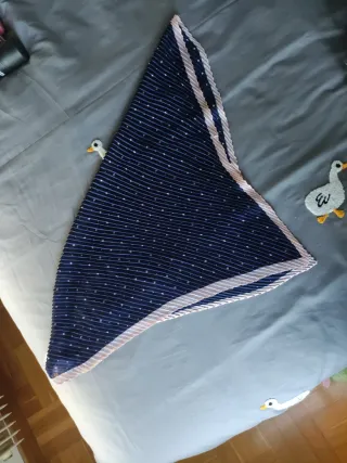 Pañuelo azul con detalles rosas