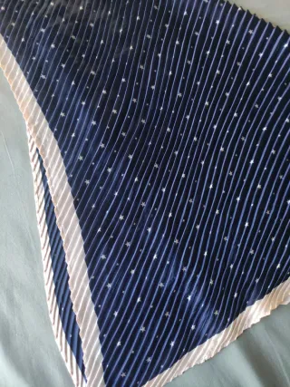 Pañuelo azul con detalles rosas