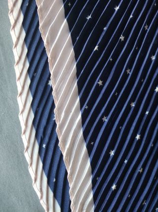 Pañuelo azul con detalles rosas