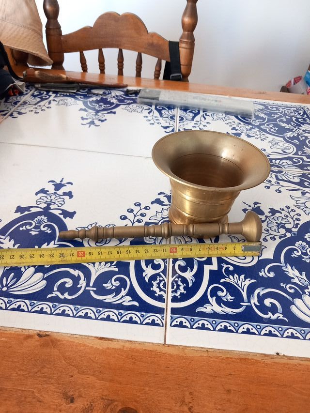 Mortero latón con mueble madera
