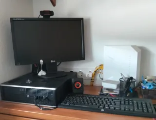Ordenador sobremesa HP con pantalla LG