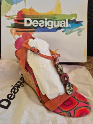 Sandalias cuña Desigual naranja y rosa