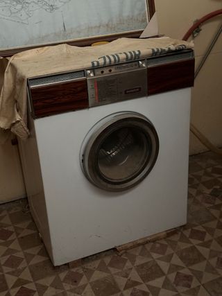 Lavadora antigua blanca