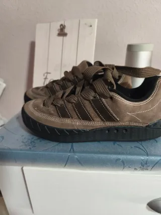 Zapatillas Adidas Marrones y Negras