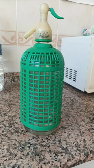 Sifón antiguo de vidrio y plástico