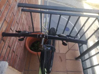 Bicicleta de montaña negra