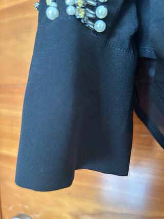 Blusa Negra Balmain x H&M con Apliques Dorados