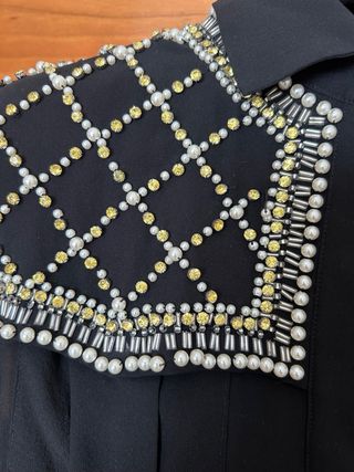 Blusa Negra Balmain x H&M con Apliques Dorados