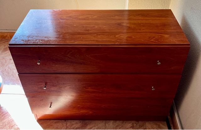 Cómoda con amplios cajones