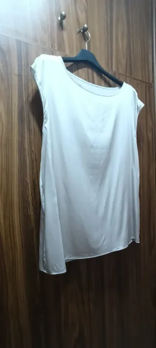 Blusa de seda sin mangas