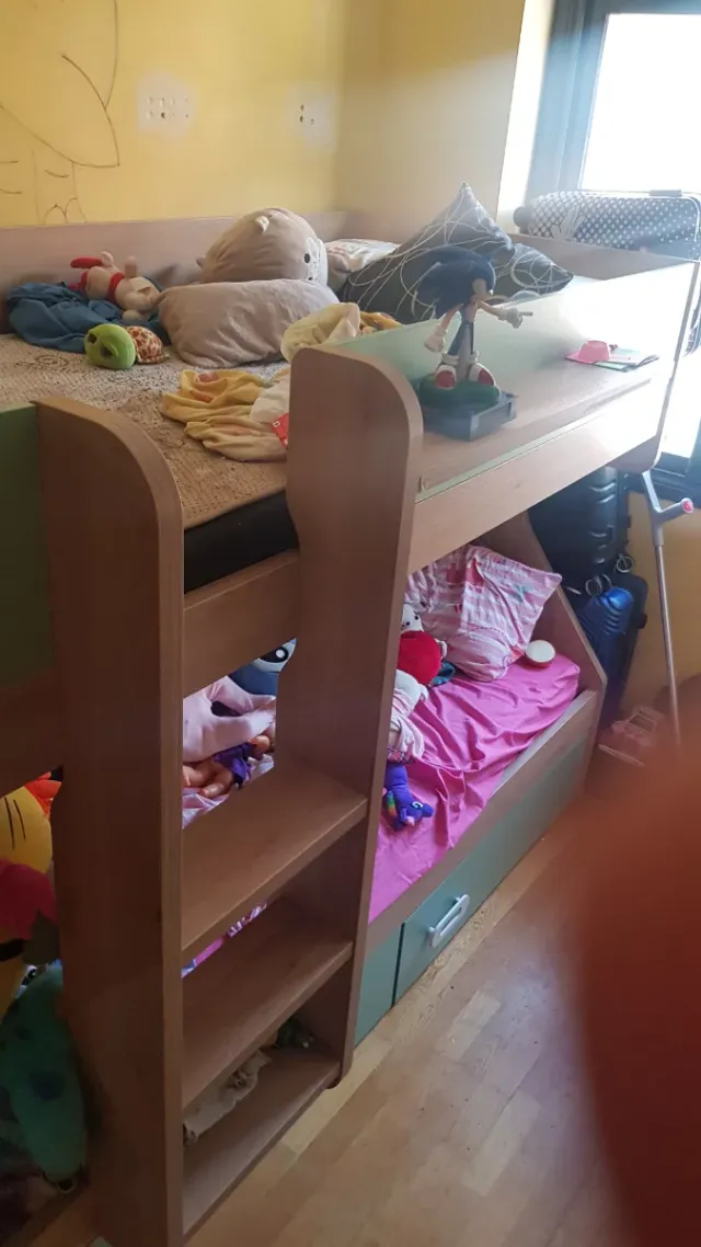 Litera infantil con estanterías