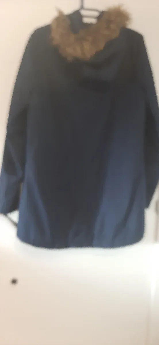 Chaqueta parka azul marino con capucha