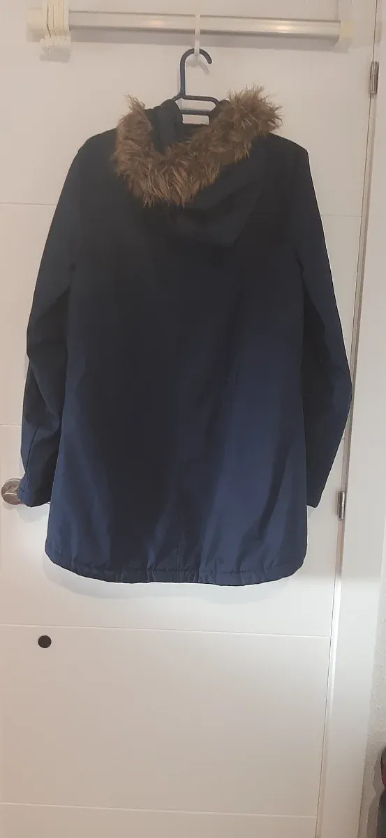 Chaqueta parka azul marino con capucha