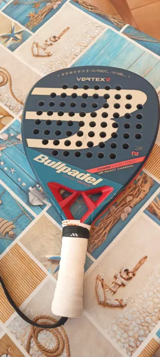 Pala Bullpadel Vertex 03 en excelente estado 