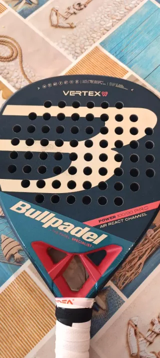 Pala Bullpadel Vertex 03 en excelente estado 