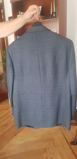 Americana de caballero azul y gris
