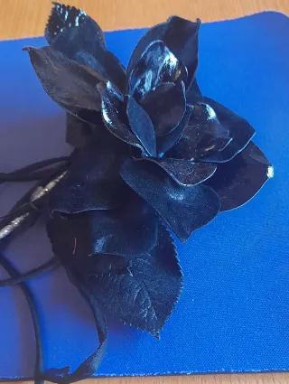 Fiore nero in pelle lucida e opaca