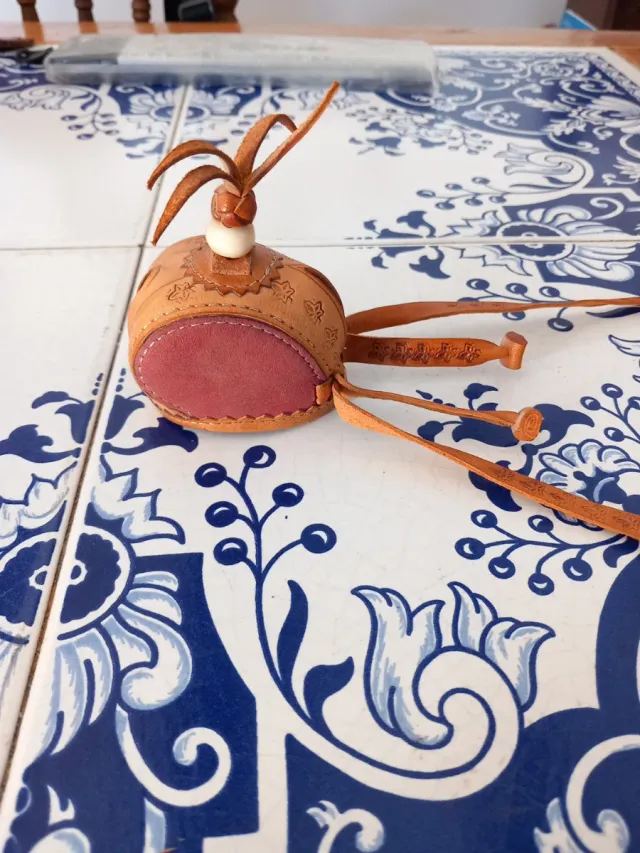 Caperuza ave rapaz sin estrenar.