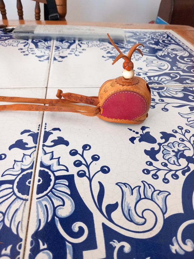 Caperuza ave rapaz sin estrenar.