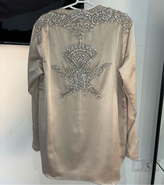 Camisa de novio dorada con pedrería