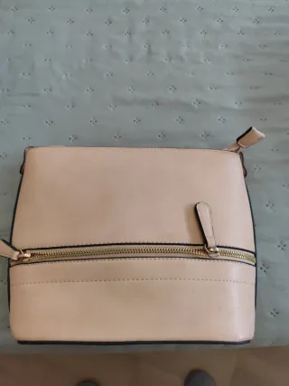 Bolso beige con cremallera dorada, elegante 