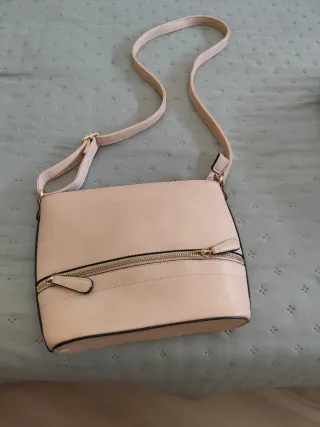 Bolso beige con cremallera dorada, elegante 