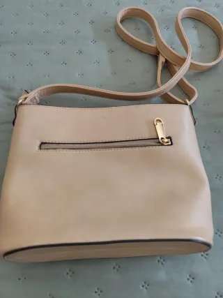Bolso beige con cremallera dorada, elegante 