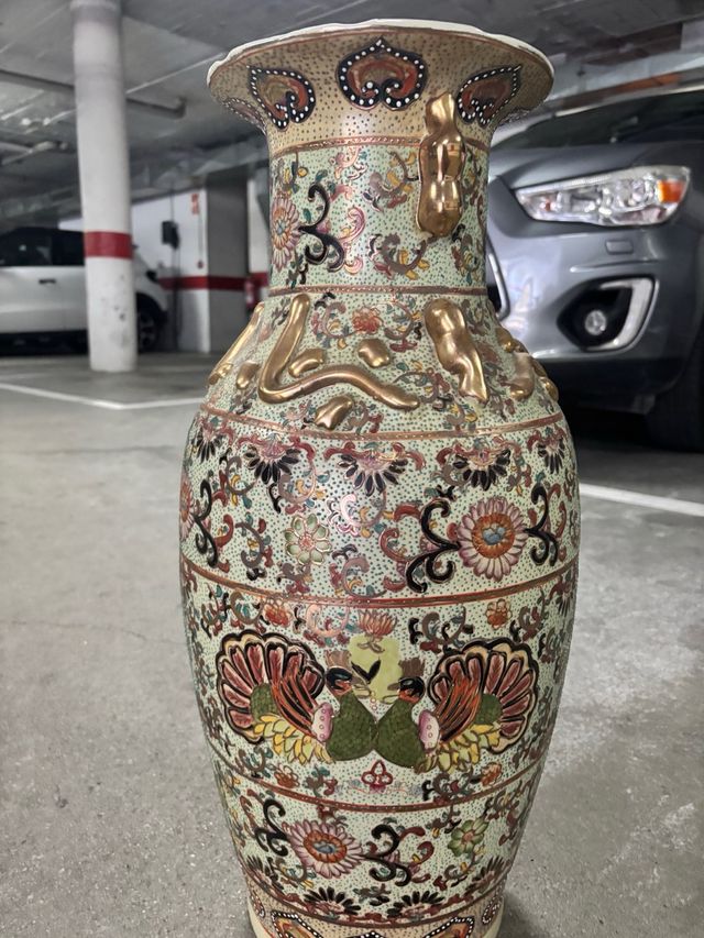 Jarrón de porcelana con dragones dorados