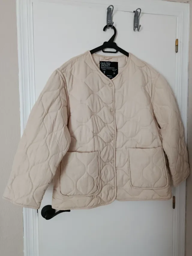 Chaqueta acolchada Stradivarius beige