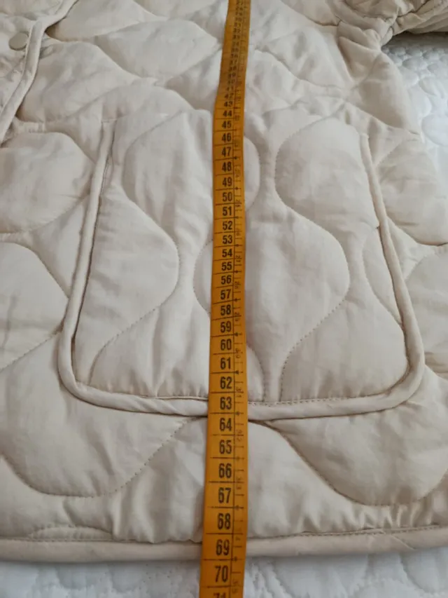 Chaqueta acolchada Stradivarius beige