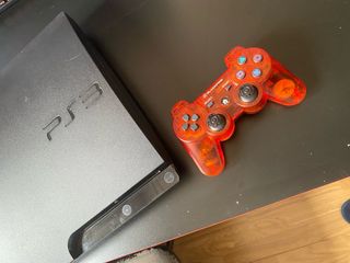 PlayStation 3 250GB + Mando Rojo +Gta5 disco 