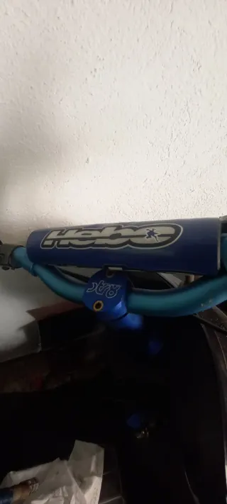 Manillar de moto con potencia azul 