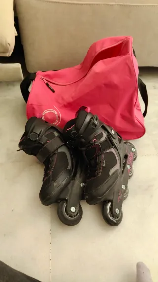 Patines 4 ruedas negros con bolso rosa