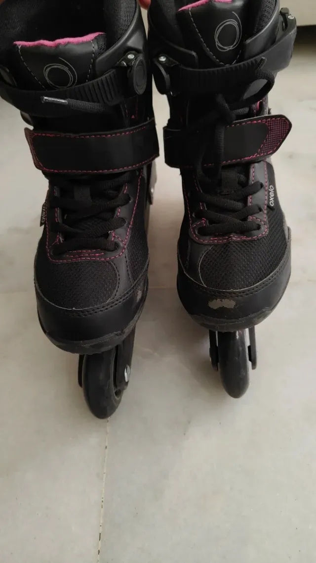 Patines 4 ruedas negros con bolso rosa