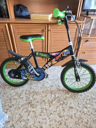 Bicicleta infantil negra y verde