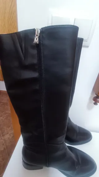 Botas altas negras con cremallera y tachuelas