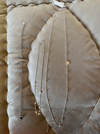 Collares plateados con colgantes