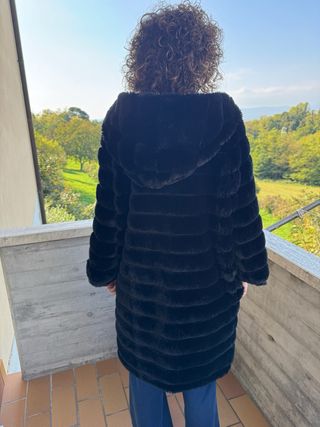 Cappottino eco pelliccia con cappuccio