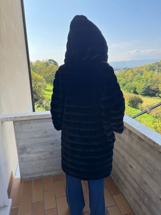 Cappottino eco pelliccia con cappuccio