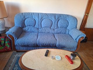 Sofá azul de tela con detalles de madera