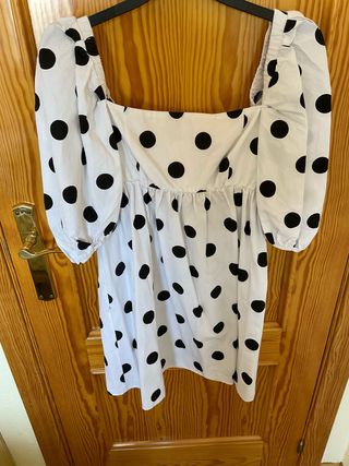 Vestido Stradivarius lunares blanco y negro