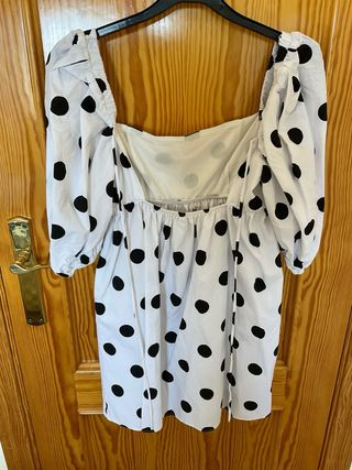 Vestido Stradivarius lunares blanco y negro