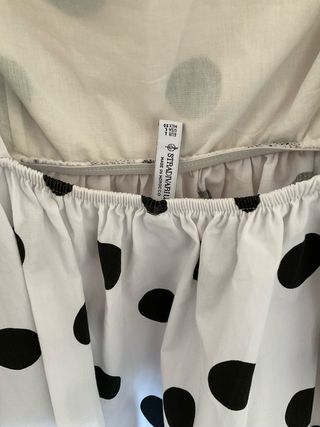 Vestido Stradivarius lunares blanco y negro